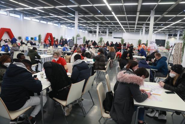 Flüchtlinge in Österreich angekommen: Großer Andrang im Austria Center
