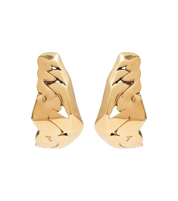 Nahaufnahme von zwei goldenen Ohrringen mit abstraktem Design.