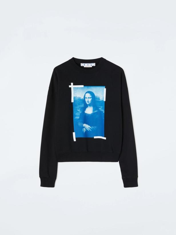 Ein schwarzes Sweatshirt mit einem blauen Aufdruck der Mona Lisa.