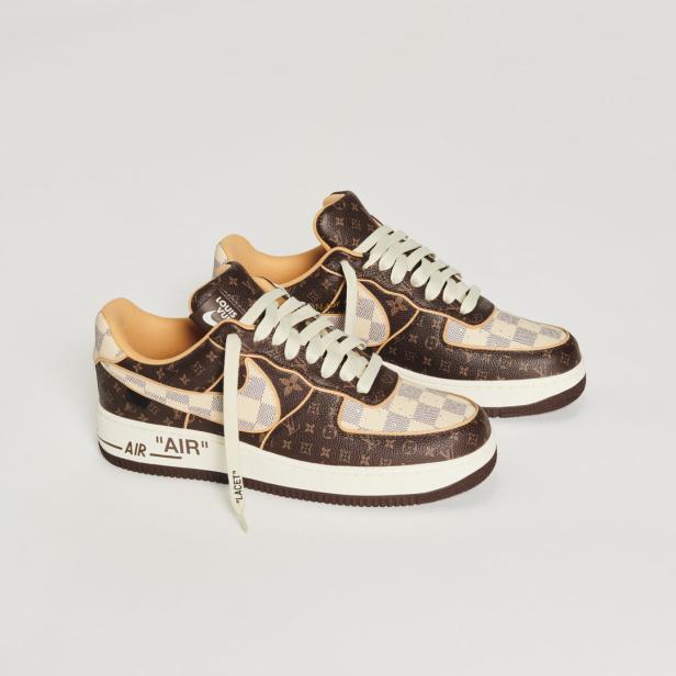 Zwei braune Louis Vuitton x Nike Air Force 1 Sneakers auf einem weißen Hintergrund.