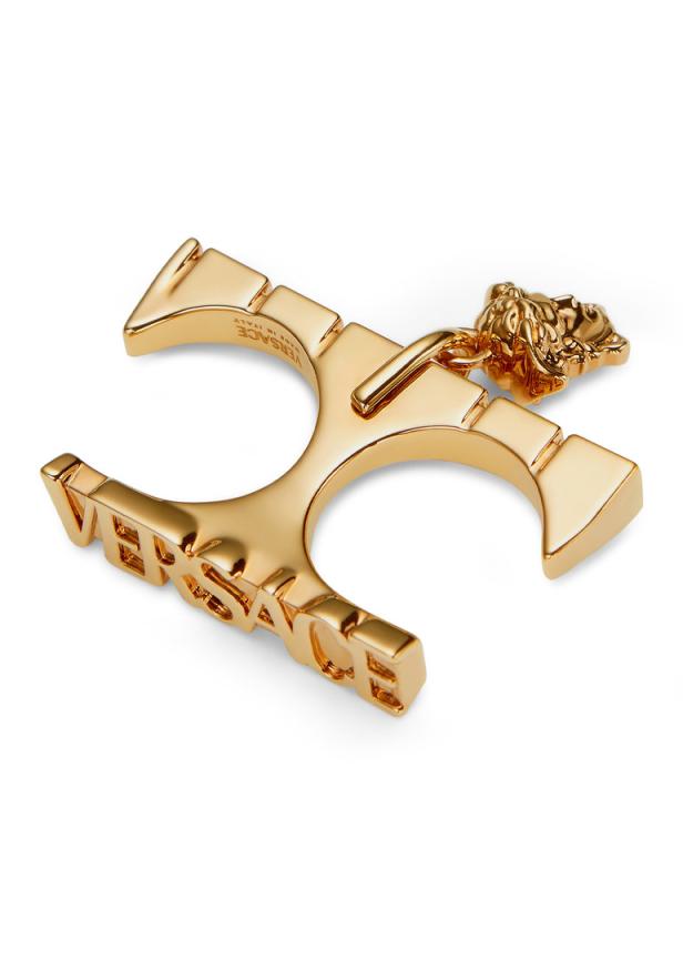 Ein goldener Versace-Ring mit dem Medusa-Logo.