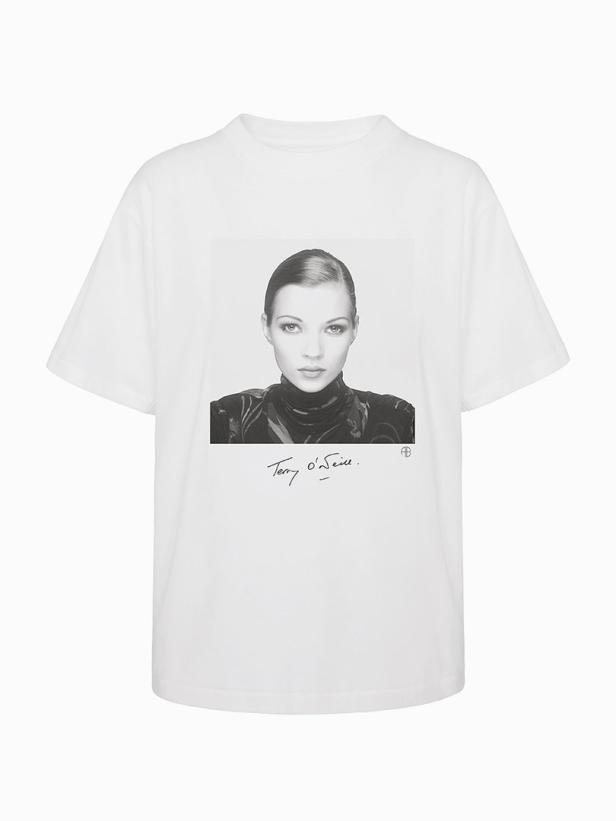Ein weißes T-Shirt mit einem Schwarzweiß-Porträt von Kate Moss.