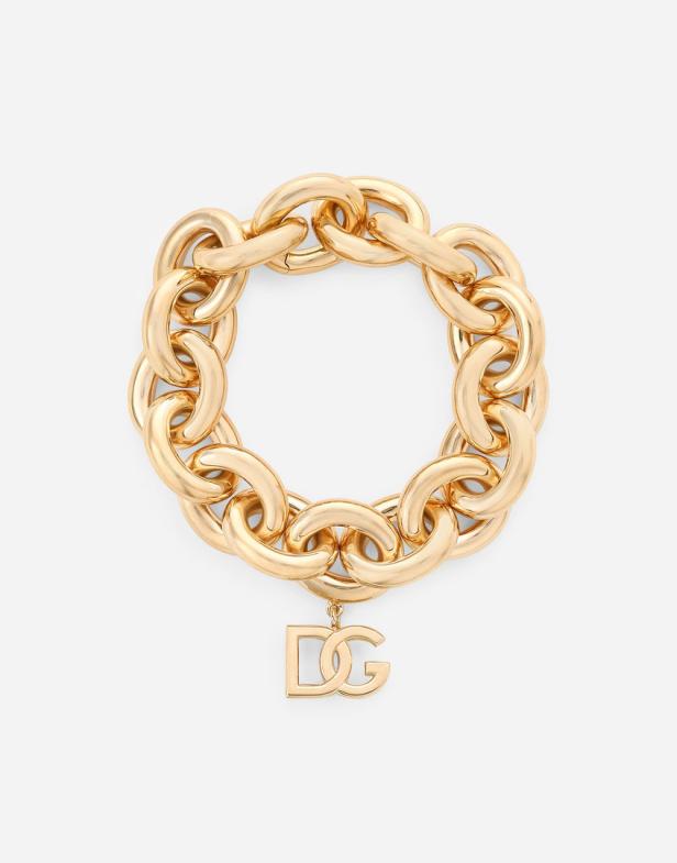 Ein goldenes Armband mit großen Gliedern und einem „DG“-Anhänger.