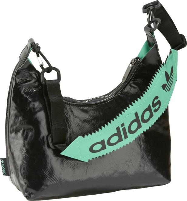 Eine schwarze Adidas-Handtasche mit einem mintgrünen Riemen, der das Adidas-Logo zeigt.