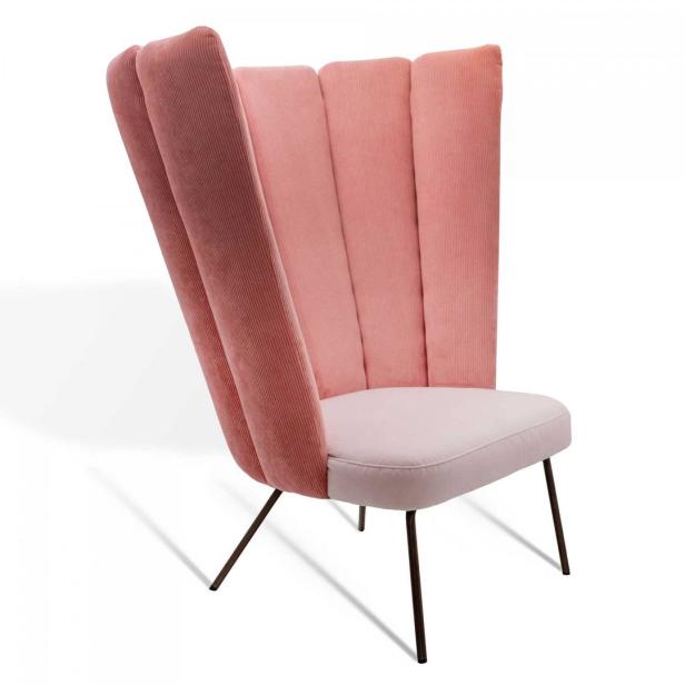 Ein rosa Sessel mit hohem, geripptem Rückenlehne steht auf schlanken, dunklen Beinen.