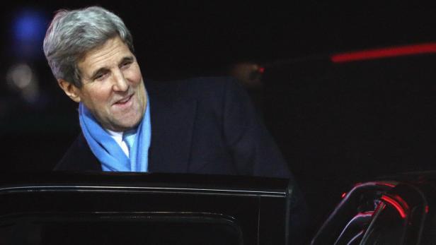 US Außenminister John Kerry John Kerry steigt aus einem Auto.
