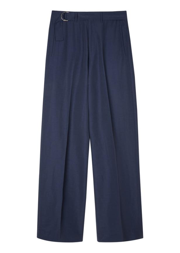 Eine marineblaue, weite Stoffhose mit Gürtel und silberner Schnalle.