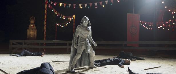 Moon Knight steht inmitten besiegter Gegner vor einer ägyptischen Statue.