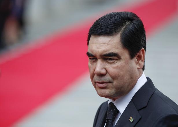 Gurbanguly Berdimuhamedow auf einem roten Teppich.