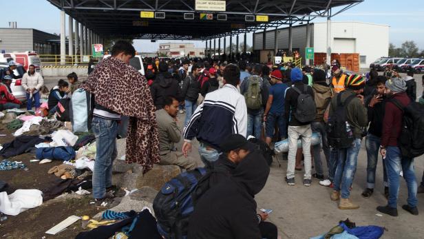 Migrants wait for buses in Nickelsdorf Flüchtlinge: Wieder Sonderzüge ab Salzburg