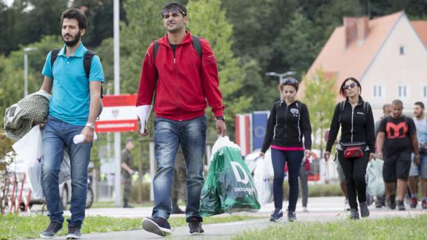 FLÜCHTLINGE: FLÜCHTLINGE AN DER SLOWENISCH-STEIRIS Flüchtlinge: Wieder Sonderzüge ab Salzburg