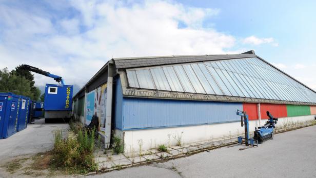 Flüchtlingsunterkunft in ehemaliger Tennishalle Flüchtlinge: Wieder Sonderzüge ab Salzburg