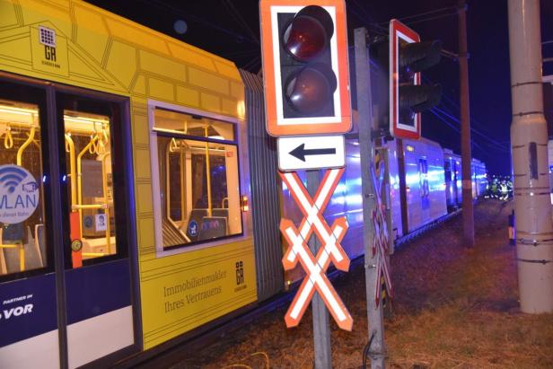 Tödlicher Unfall: Badner Bahn rammte Pkw mit vier Insassen