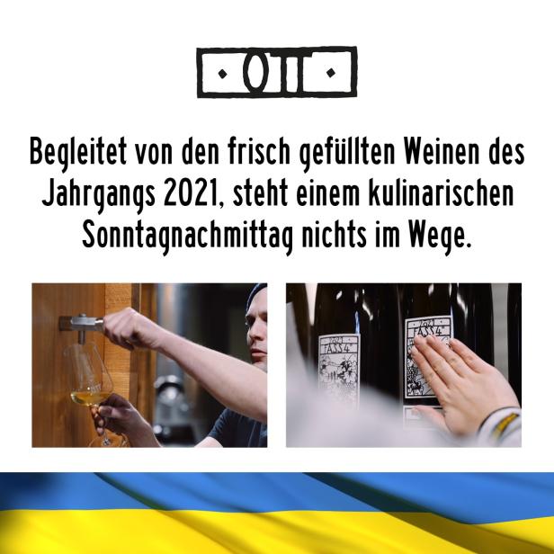 Ein Mann zapft Wein in ein Glas, daneben Weinflaschen mit der Aufschrift „2021 Fass 4“.