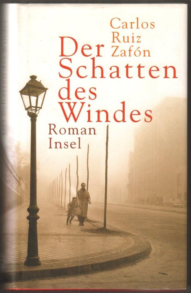 Das Buchcover von „Der Schatten des Windes“ von Carlos Ruiz Zafón zeigt einen Mann und ein Kind in einer nebligen Stadt.