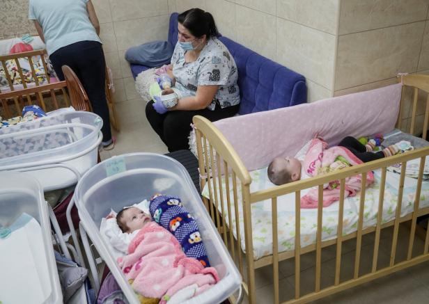 "Behandelt wie Tiere": Verheerende Situation für ukrainische Leihmütter 