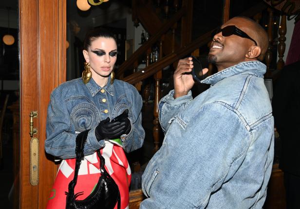 Julia Fox und Kanye West in Jeansjacken bei einer Veranstaltung.