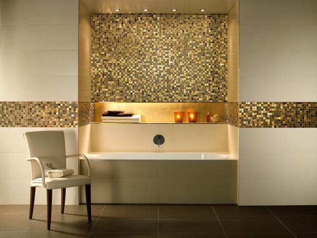 Ein Badezimmer mit Mosaikfliesen, einer Badewanne und einem Stuhl.