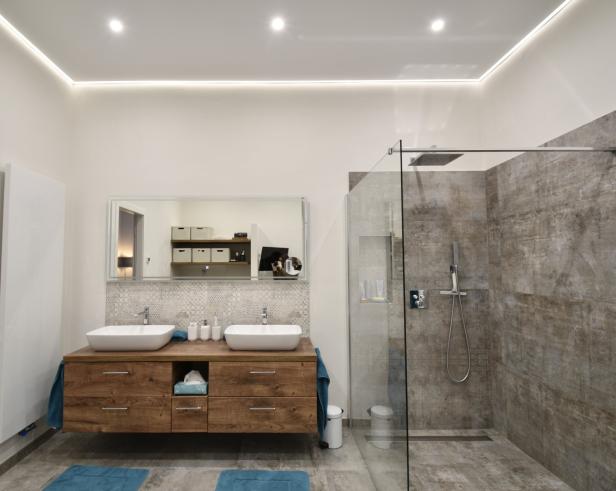 Ein modernes Badezimmer mit Doppelwaschbecken und begehbarer Dusche.