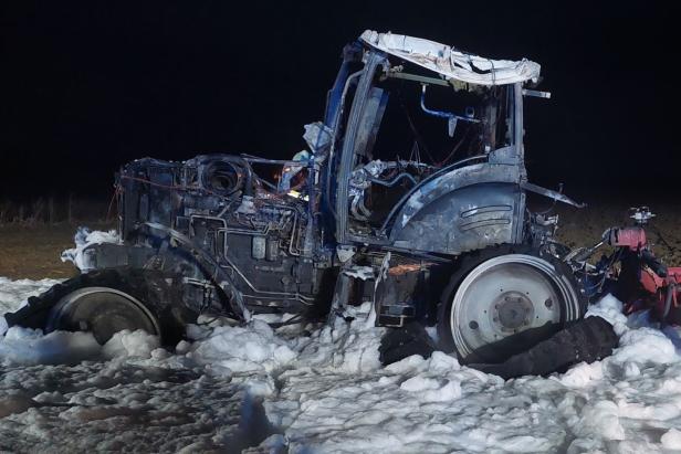 Traktor wurde am Feld ein Raub der Flammen