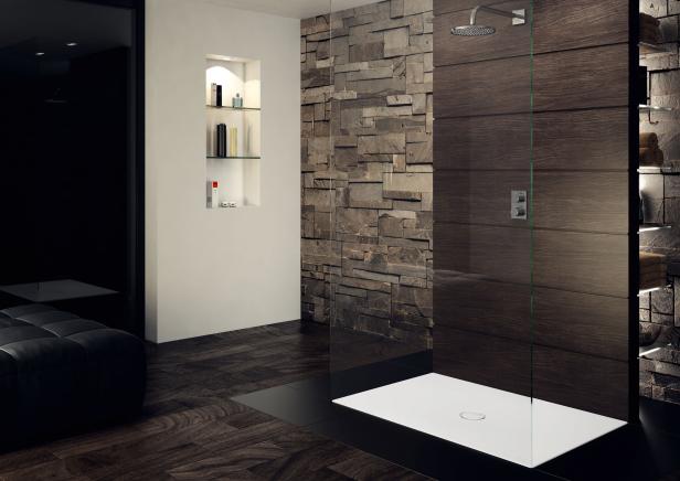 Ein modernes Badezimmer mit Dusche, Steinwand und dunklen Holzelementen.