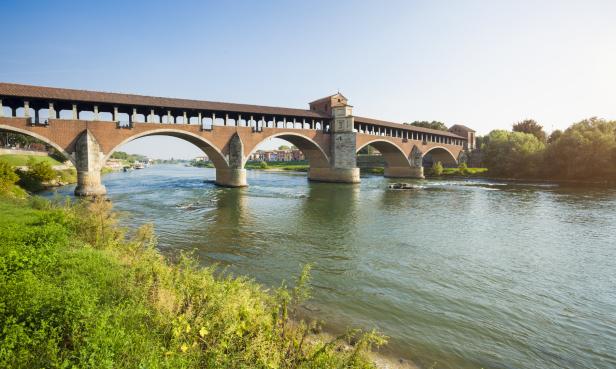 Die Ponte Coperto überspannt den Ticino in Pavia, Italien.