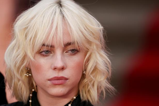 Nahaufnahme von Billie Eilish mit blonden Haaren und goldenem Make-up.