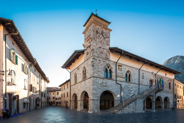 Das Rathaus von Venzone in Friaul-Julisch Venetien, Italien.