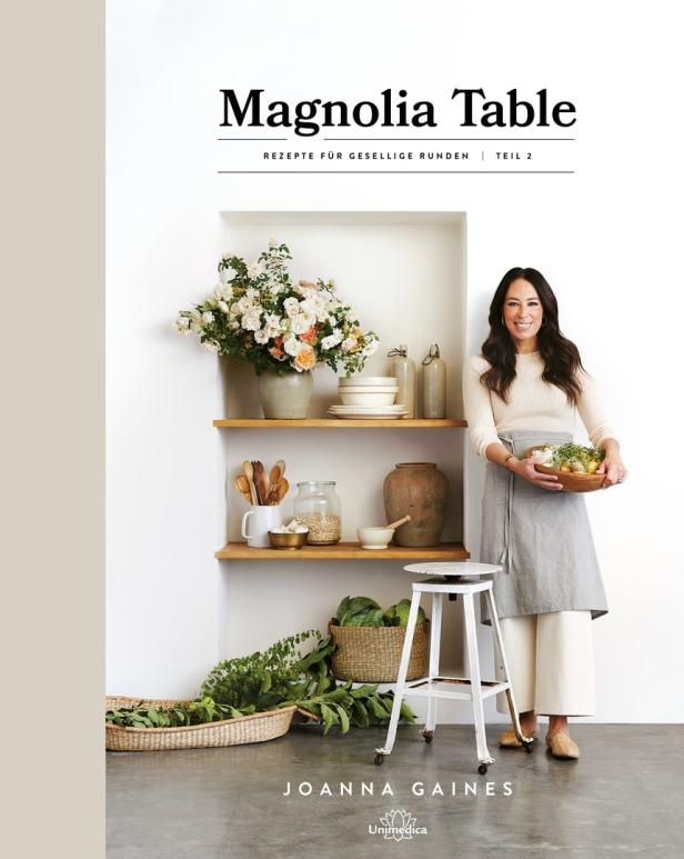 Das Cover von „Magnolia Table, Teil 2“ mit Joanna Gaines, die eine Schüssel mit Essen hält.
