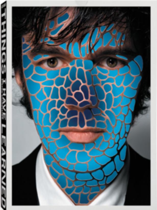 xxx… Das Gesicht eines Mannes ist mit einem blauen Mosaikmuster bedeckt.