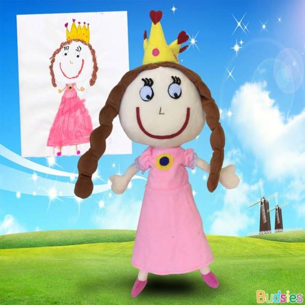 Eine Stoffpuppe einer Prinzessin steht vor einer Kinderzeichnung derselben Figur.