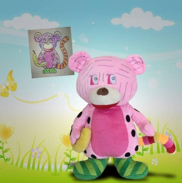 Ein rosa Teddybär mit grünen Socken und ein Kinderbild von einem Affen mit Banane im Hintergrund.