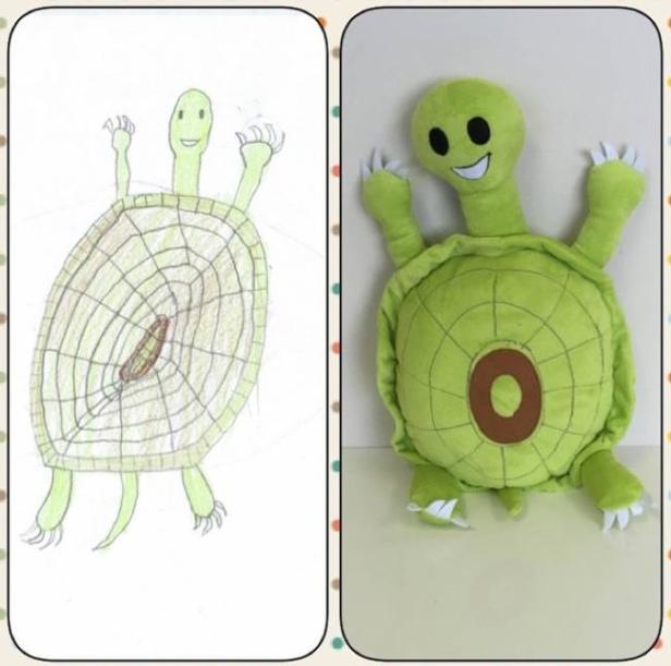 Ein Kinderzeichnung einer grünen Schildkröte und ein daraus gefertigtes Stofftier.
