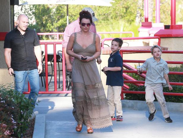 Britney Spears mit ihren Söhnen und einem Bodyguard unterwegs.