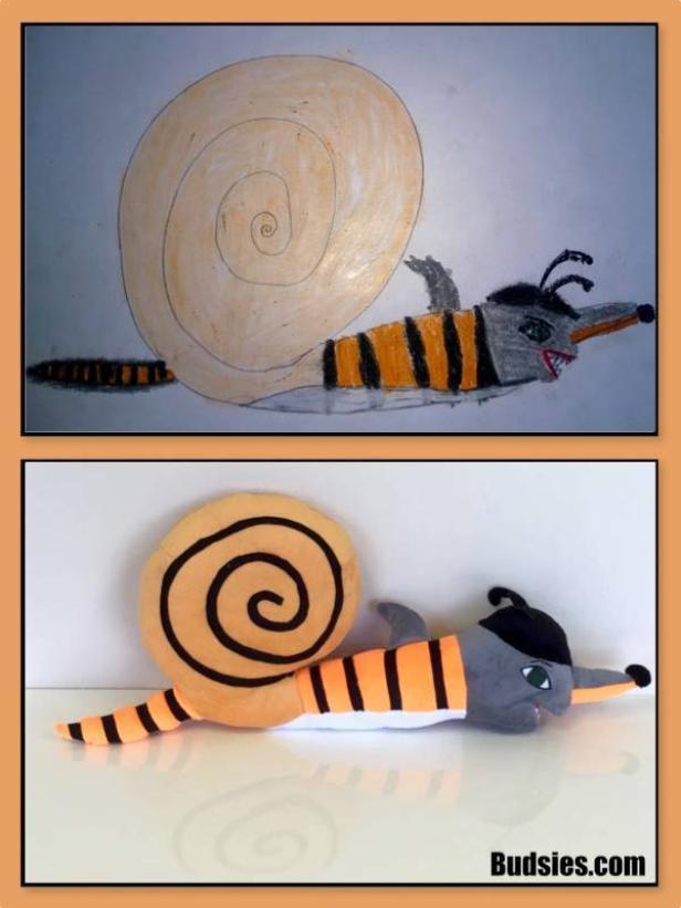 Ein gezeichneter und ein plüschiger Hai mit Schneckenhaus liegen nebeneinander.