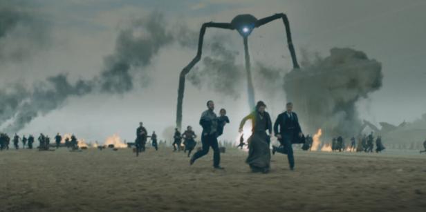 Menschen fliehen vor einem riesigen dreibeinigen Kriegsgerät im „Krieg der Welten“.