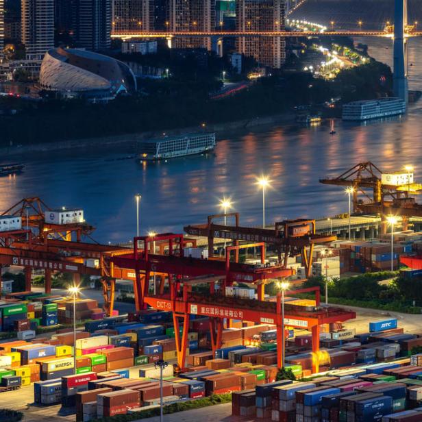 Blick auf den Containerhafen Chongqing Cuntan bei Nacht.