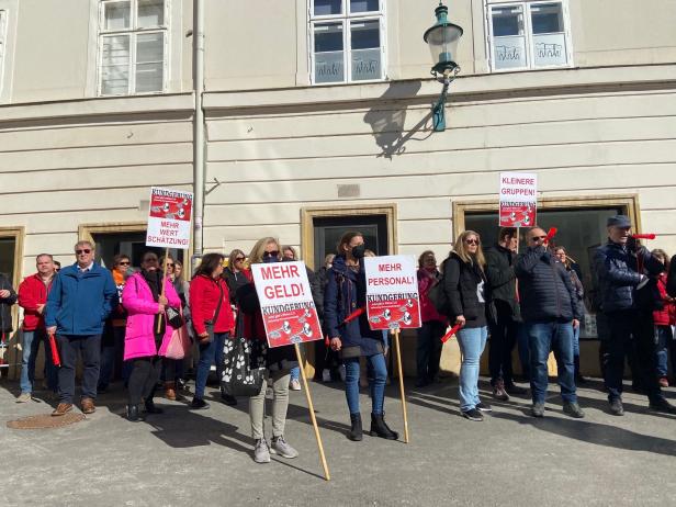 Ruf nach mehr Geld und Personal: Pädagogen demonstrierten in St. Pölten