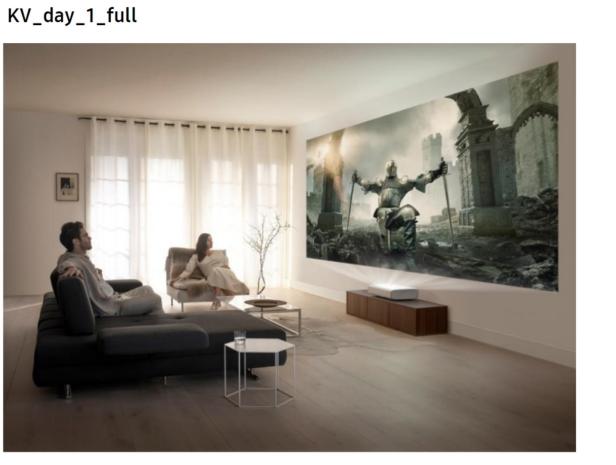 Ein Paar schaut einen Ritterfilm, der mit einem Projektor an die Wand geworfen wird.