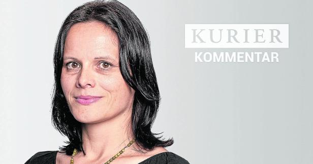 Porträt einer Frau vor dem Hintergrund des Logos der Zeitung „Kurier“.