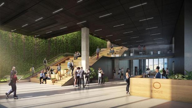 Die Lobby des „Edge“-Gebäudes mit begrünten Wänden und Sitzstufen.