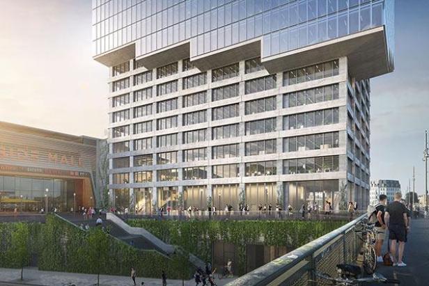 Das Edge East Side Gebäude mit begrüntem Sockelbereich in Berlin.