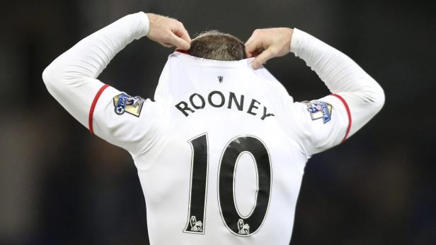 Wayne Rooney zieht sein Trikot mit der Nummer 10 über den Kopf.