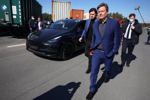 Scholz und Musk eröffnen Tesla-Fabrik in Grünheide