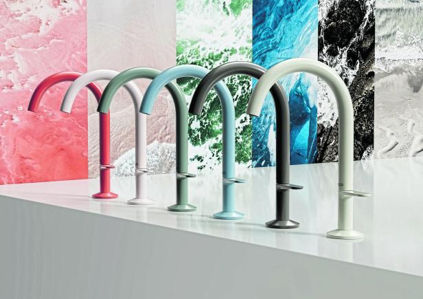 Eine Reihe farbiger Wasserhähne vor Hintergründen, die an natürliche Elemente erinnern.