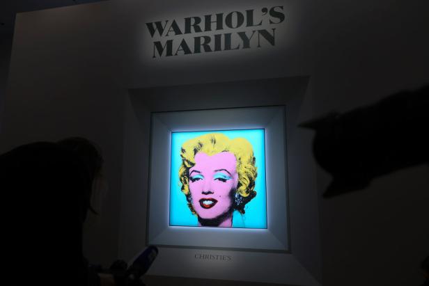 Ein farbenfrohes Porträt von Marilyn Monroe von Andy Warhol wird in einem Museum ausgestellt.