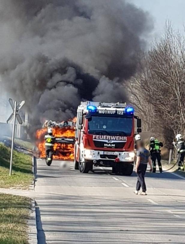 Pritschenwagen geriet in Brand: Fahrer blieb unverletzt