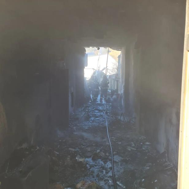 Bewohner eingeschlossen: Nachbarn retteten Familie aus brennendem Haus