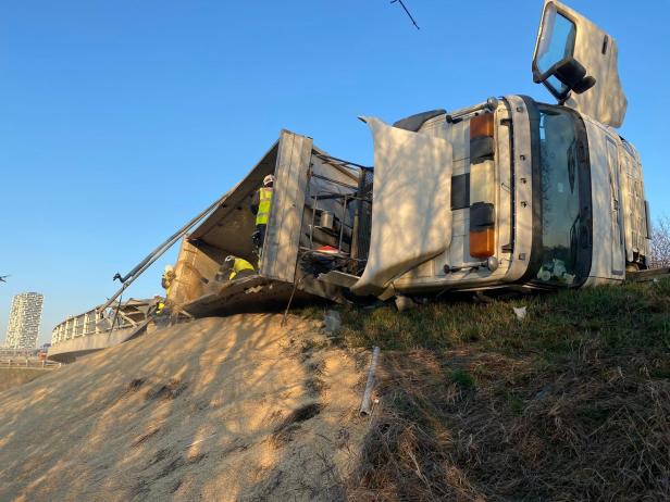 Stau in Wien auf der A22: Umgekippter Lkw verlor Gerste