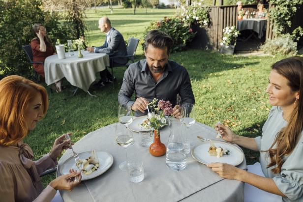 Personen beim Essen im Gastgarten